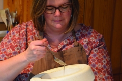travail en atelier: coulage à la cuillère de la porcelaine
